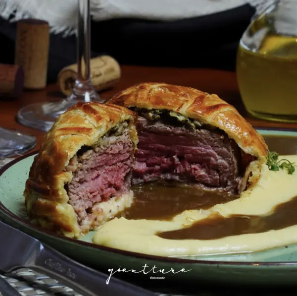 Beef Wellington com purê e molho lardon