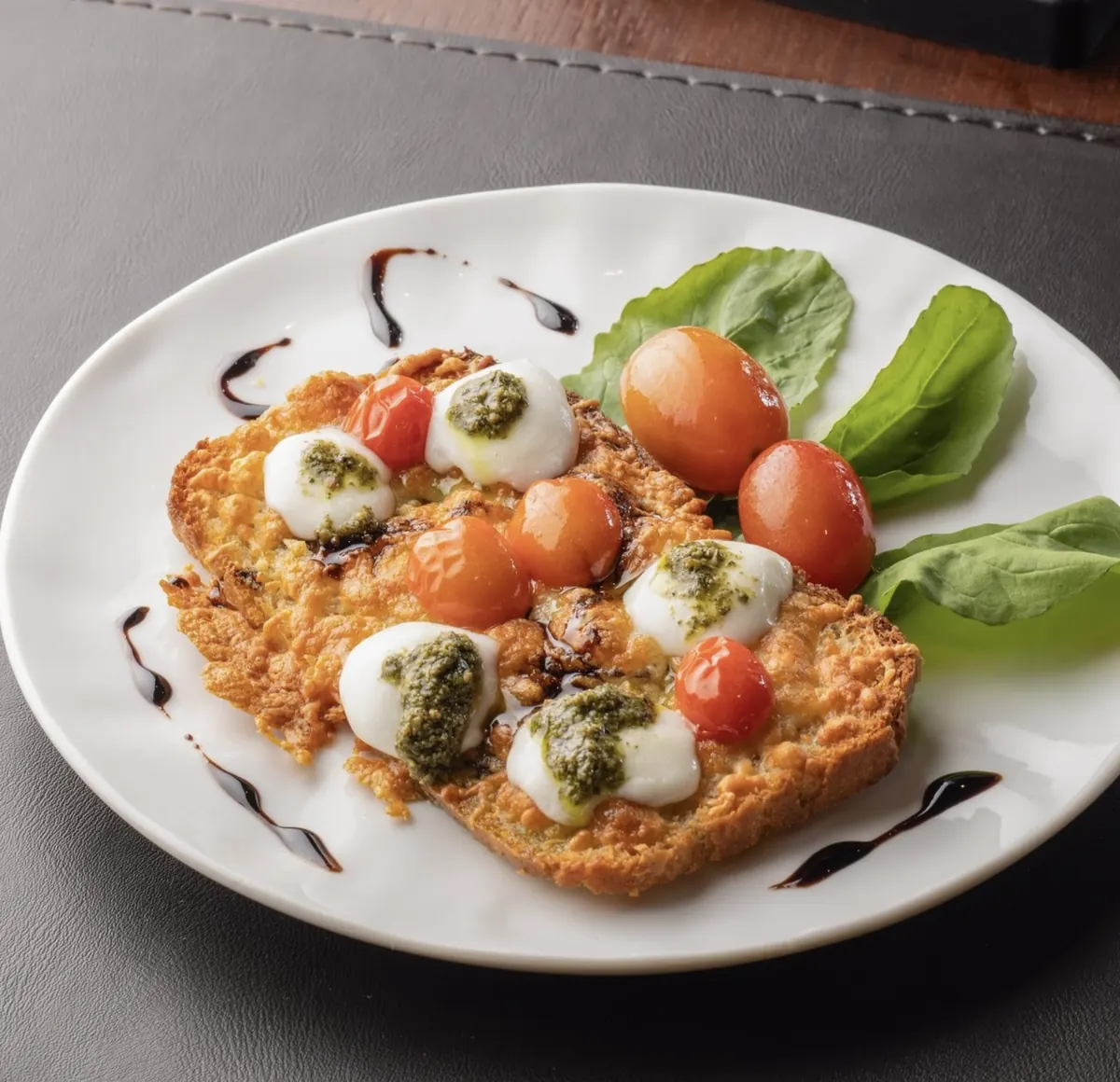 Bruschetta italiana caprese com tomate confit, mussarela de búfala e pesto