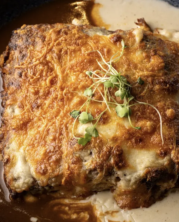 Lasanha de costela gratinada com queijo tipo canastra