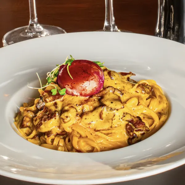 Linguine artesanal alla carbonara com gema curada