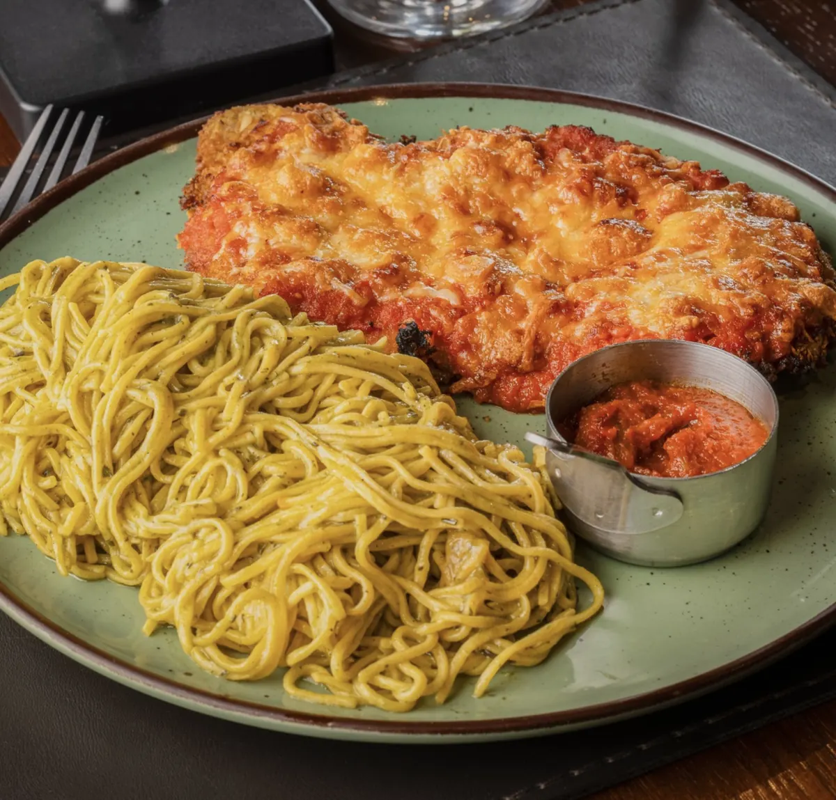 Parmegiana bovino com massa fresca da casa, do Menu Executivo