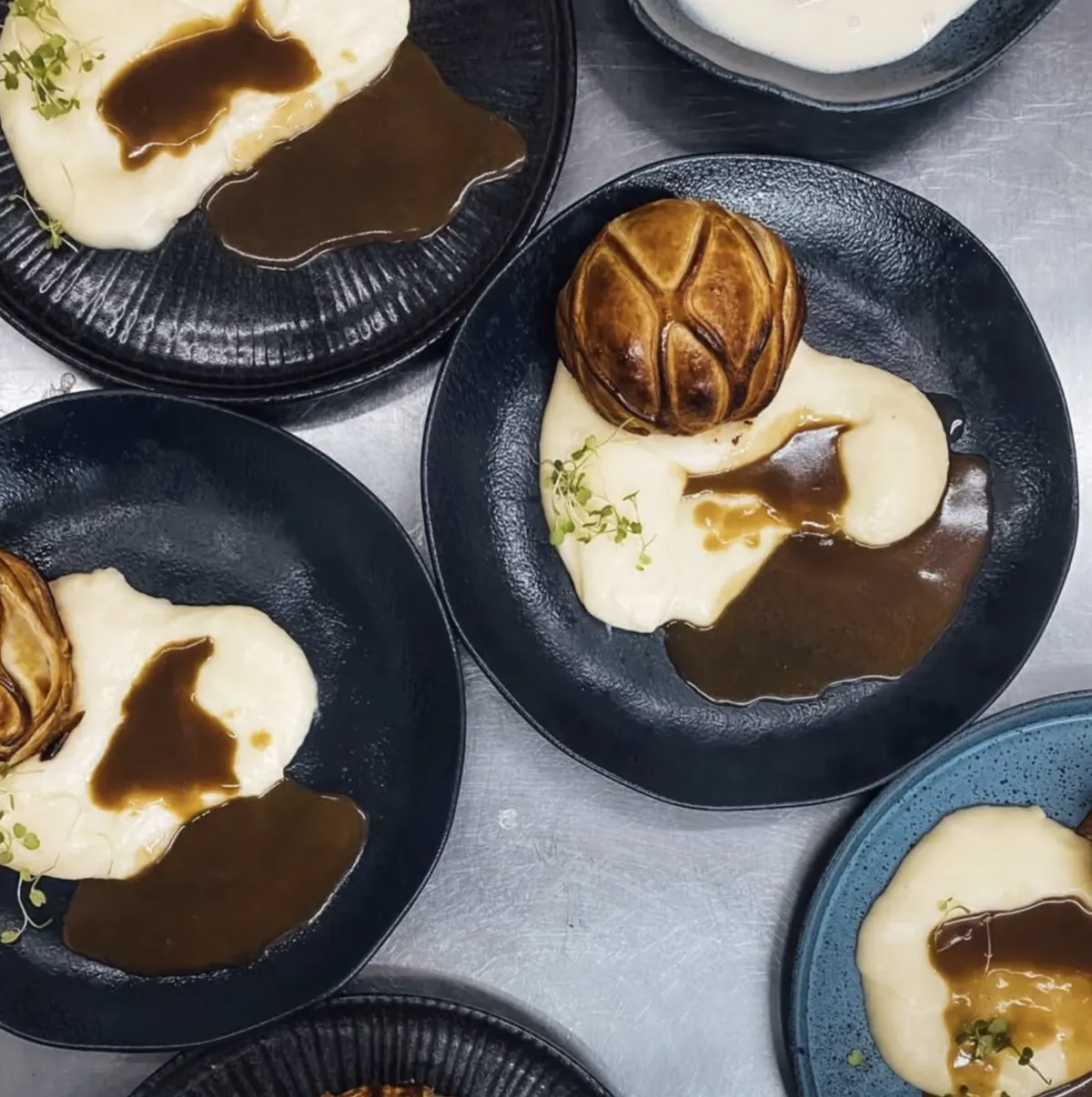 Pratos sendo finalizados na cozinha do Gianttura para um evento